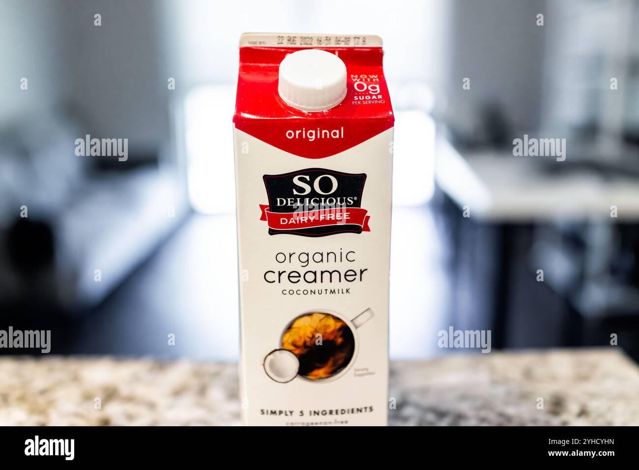 Avon, Stati Uniti - 11 luglio 2022: Etichetta con la scritta "Organic Coconut Milk Creamer" di so Delicious, realizzata con tre ingredienti e un sapore originale Foto Stock