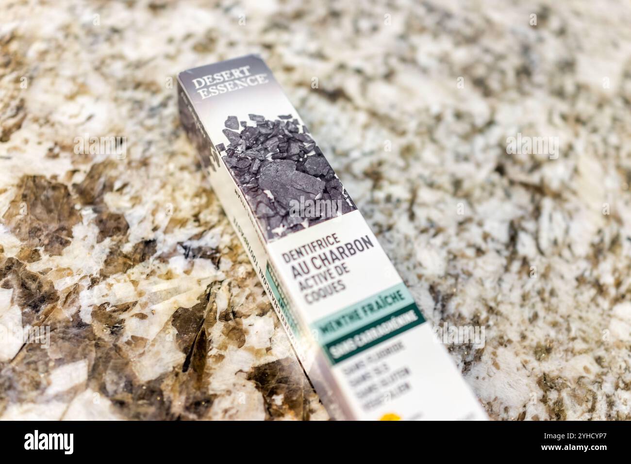 Avon, Stati Uniti - 16 luglio 2022: Etichetta con il cartello del dentifricio al carbone di Desert Essence nella confezione Foto Stock