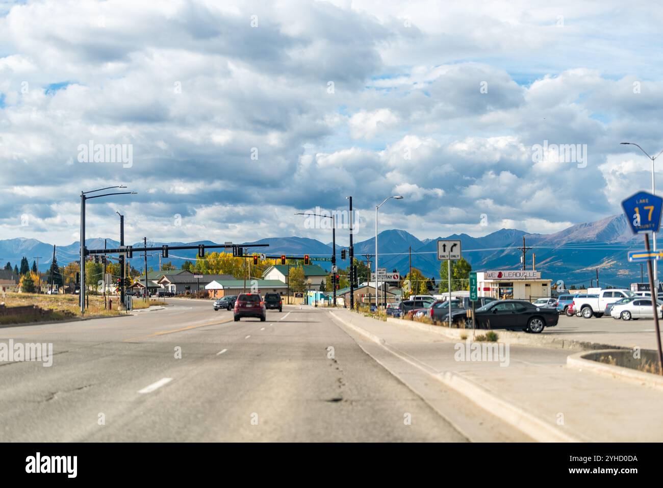 Minturn, Stati Uniti - 29 settembre 2022: Piccolo villaggio del Colorado con cartello per l'autostrada 17 vicino a Leadville con vista sulle montagne Foto Stock