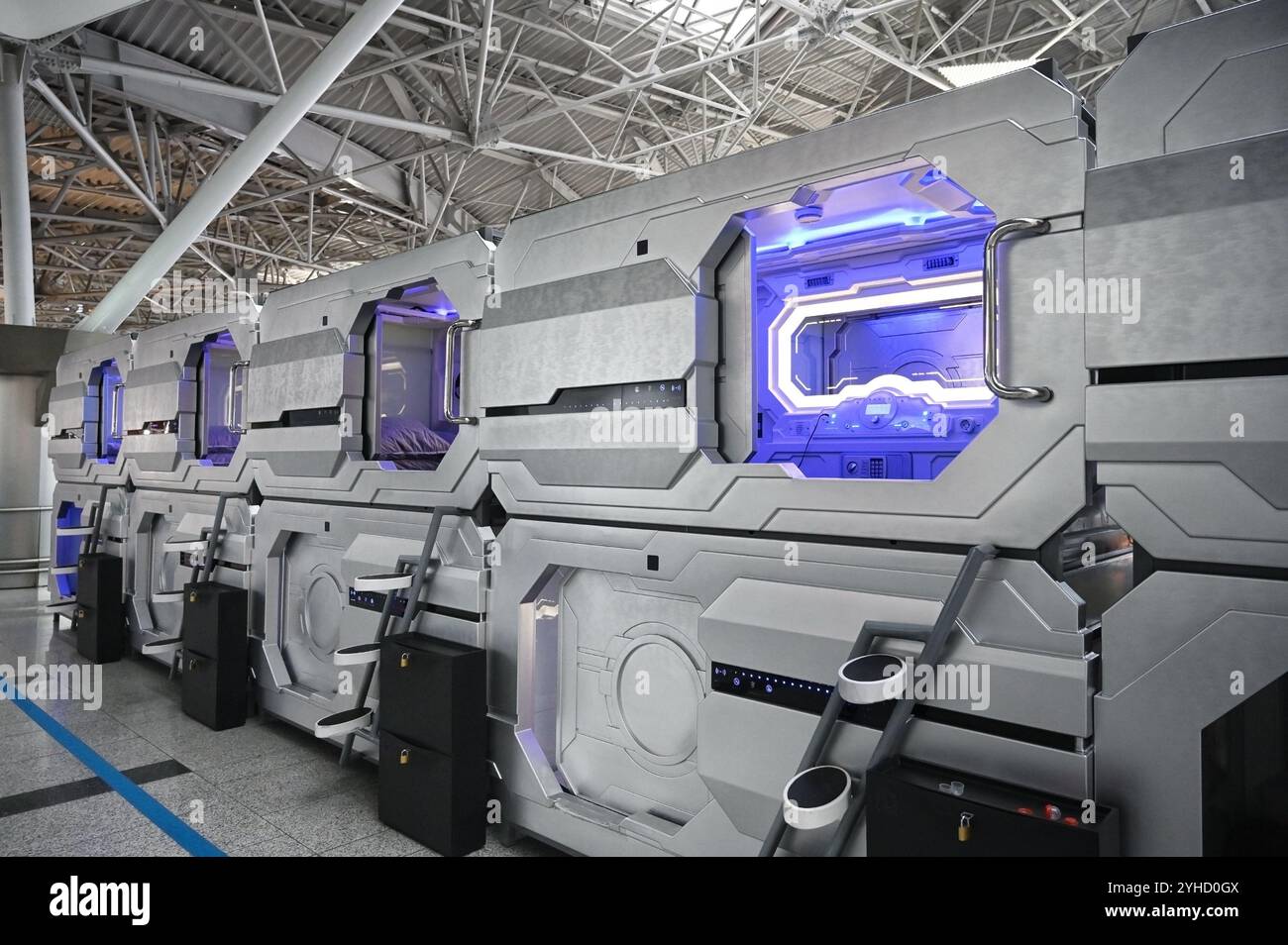 Capsule Hotel per viaggiatori all'aeroporto internazionale Foto Stock