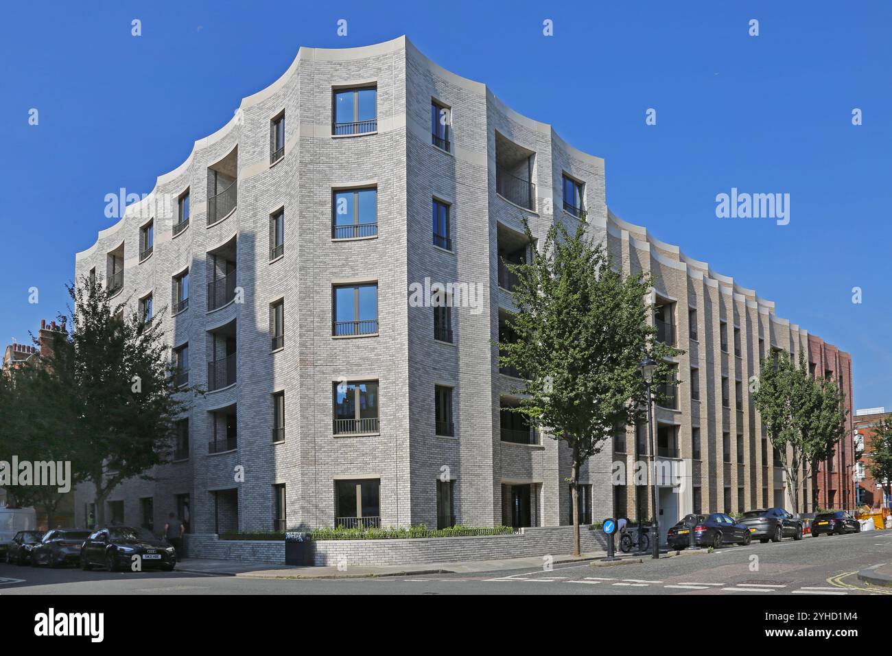 Nuovo sviluppo abitativo in Cosway Street nel quartiere Marylebone di Londra, Regno Unito. Le facciate sono costituite da distintivi pannelli in mattoni smerlati. Foto Stock