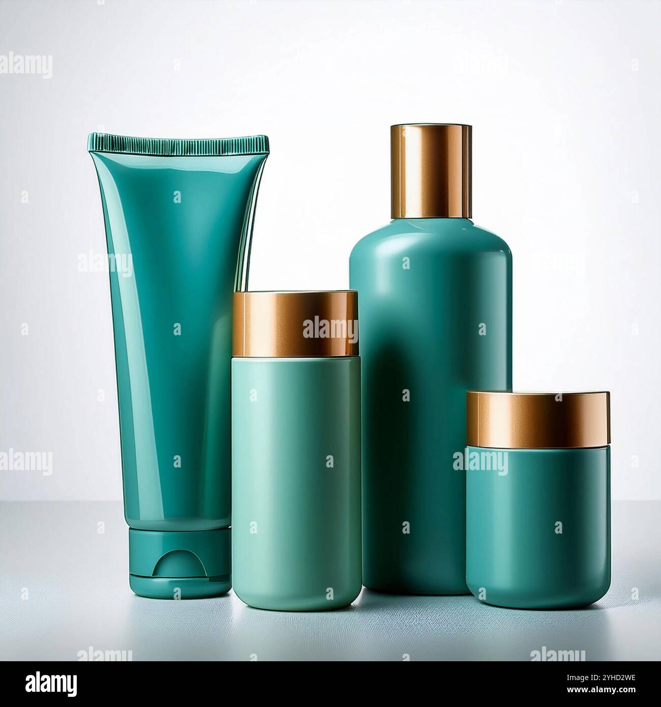 Set di confezioni cosmetiche, shampoo, crema, sapone liquido. In tonalità di verde con coperchi dorati, senza etichette, per applicare il logo. Foto Stock