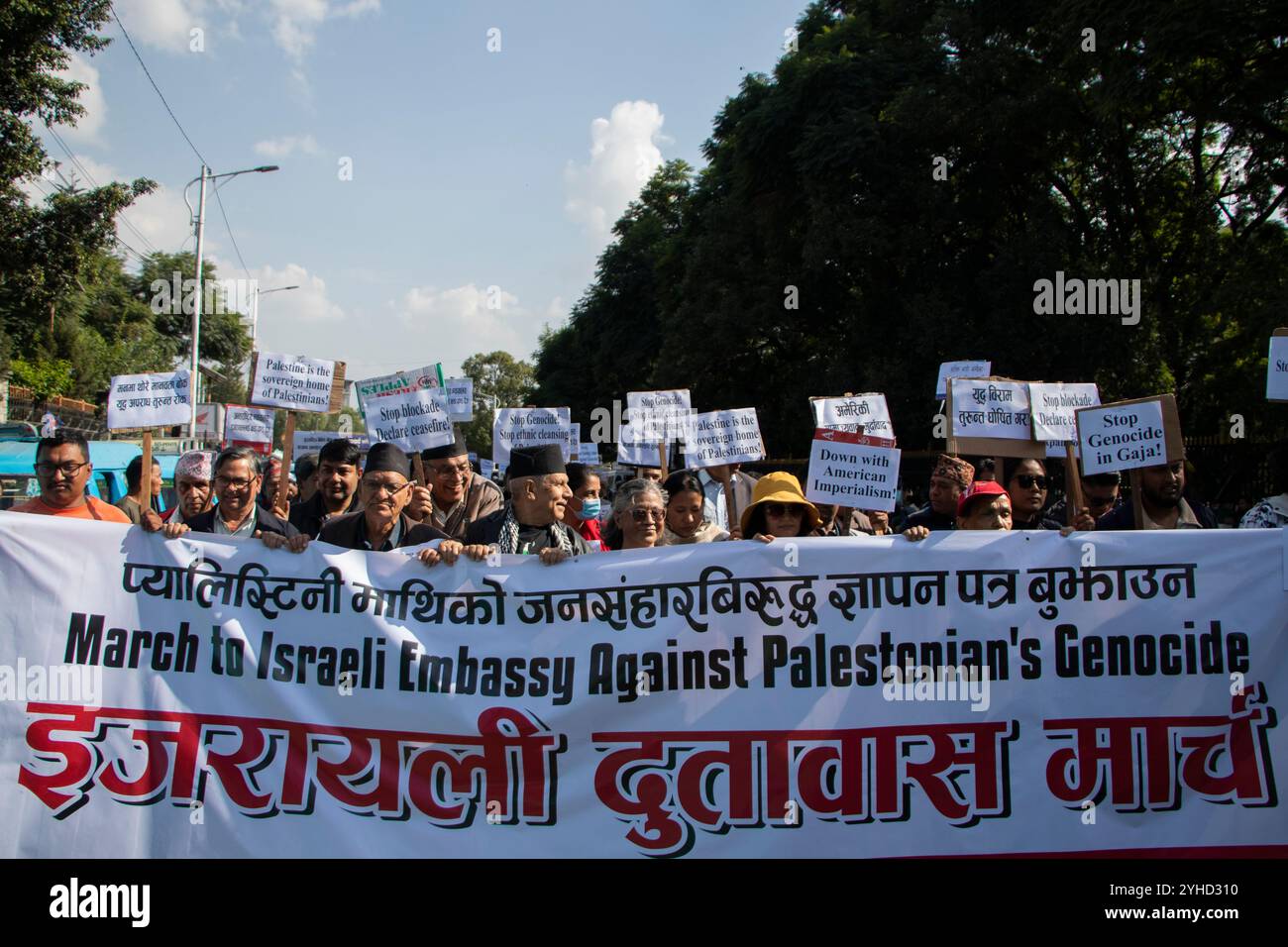 L'11 novembre 2024, a Kathmandu, Nepal. I manifestanti nepalesi tengono cartelli e striscioni mentre marciano verso l'ambasciata israeliana, chiedendo la pace in seguito al conflitto israelo-palestinese in corso. (Foto di Abhishek Maharjan/Sipa USA) credito: SIPA USA/Alamy Live News Foto Stock