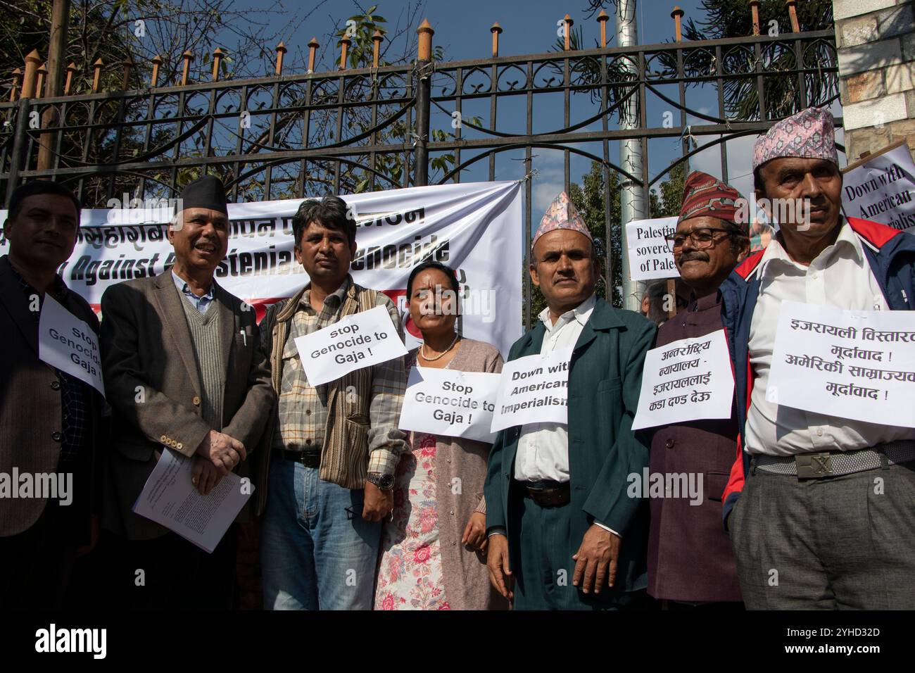 L'11 novembre 2024, a Kathmandu, Nepal. I manifestanti nepalesi tengono dei cartelli mentre marciano verso l'ambasciata israeliana, chiedendo la pace in seguito al conflitto israelo-palestinese in corso. (Foto di Abhishek Maharjan/Sipa USA) credito: SIPA USA/Alamy Live News Foto Stock