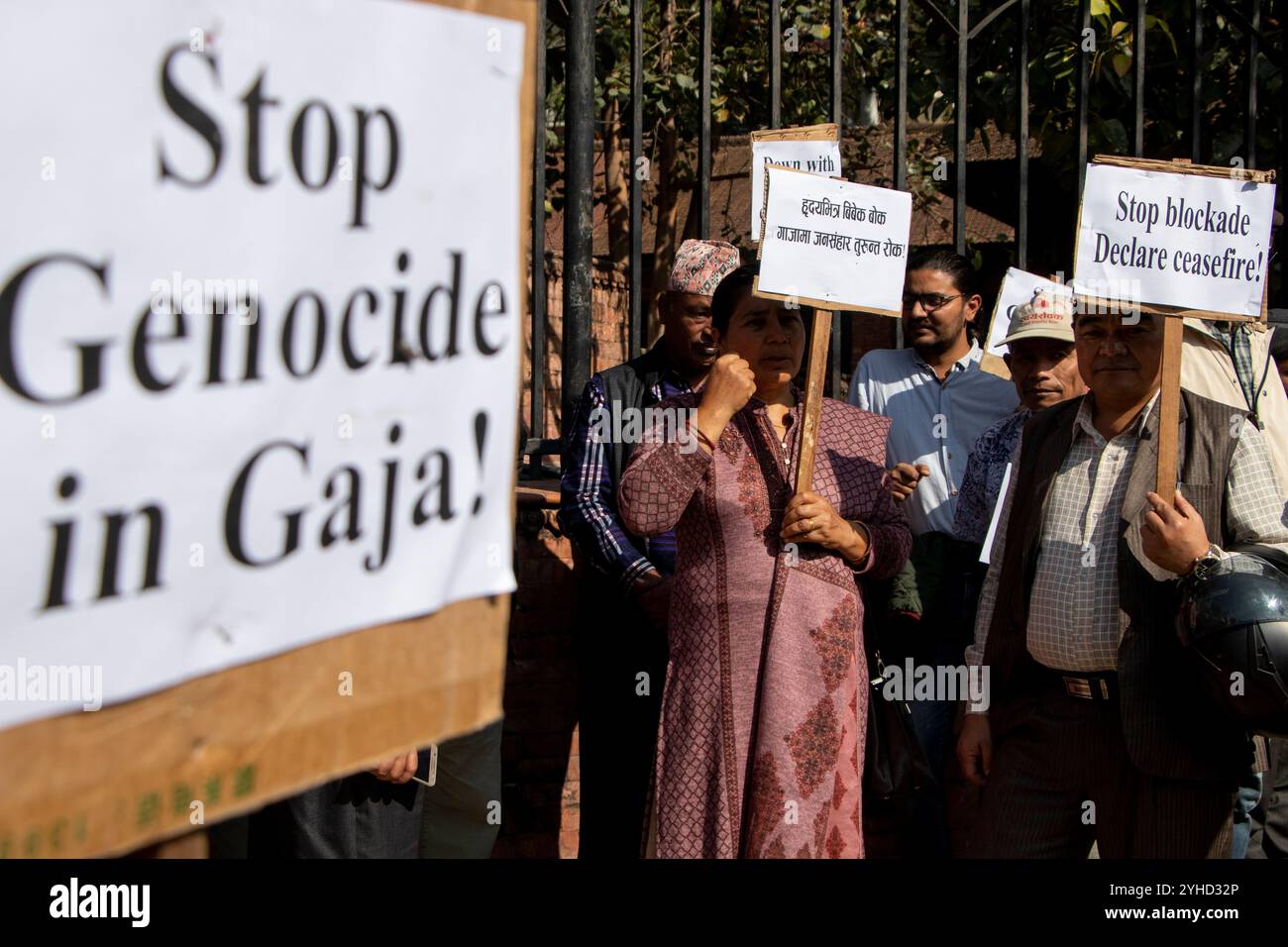 L'11 novembre 2024, a Kathmandu, Nepal. I manifestanti nepalesi tengono dei cartelli mentre marciano verso l'ambasciata israeliana, chiedendo la pace in seguito al conflitto israelo-palestinese in corso. (Foto di Abhishek Maharjan/Sipa USA) credito: SIPA USA/Alamy Live News Foto Stock