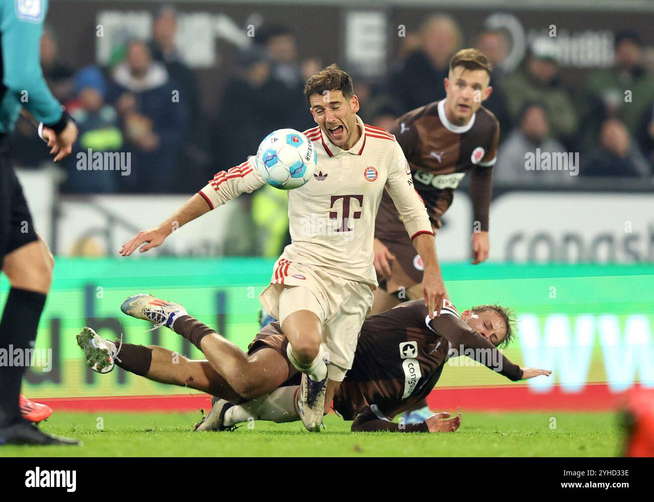 AMBURGO, GERMANIA - 9 NOVEMBRE: Leon Goretzka del Bayern Muenchen , Carlo Boukhalfa von FC St. Pauli durante la partita di Bundesliga tra FC St. Pauli 1910 e FC Bayern München al Millerntor Stadium il 9 novembre 2024 ad Amburgo, Germania. © diebilderwelt / Alamy Stock Foto Stock