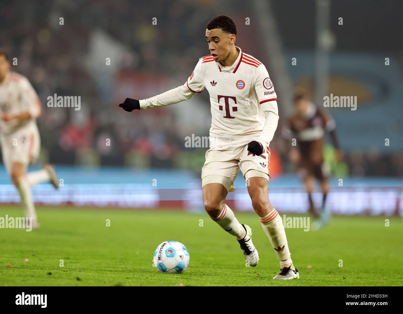 AMBURGO, GERMANIA - 9 NOVEMBRE: Jamal Musiala del Bayern Muenchen corre con il pallone durante la partita di Bundesliga tra FC St. Pauli 1910 e FC Bayern München al Millerntor Stadium il 9 novembre 2024 ad Amburgo, Germania. © diebilderwelt / Alamy Stock Foto Stock