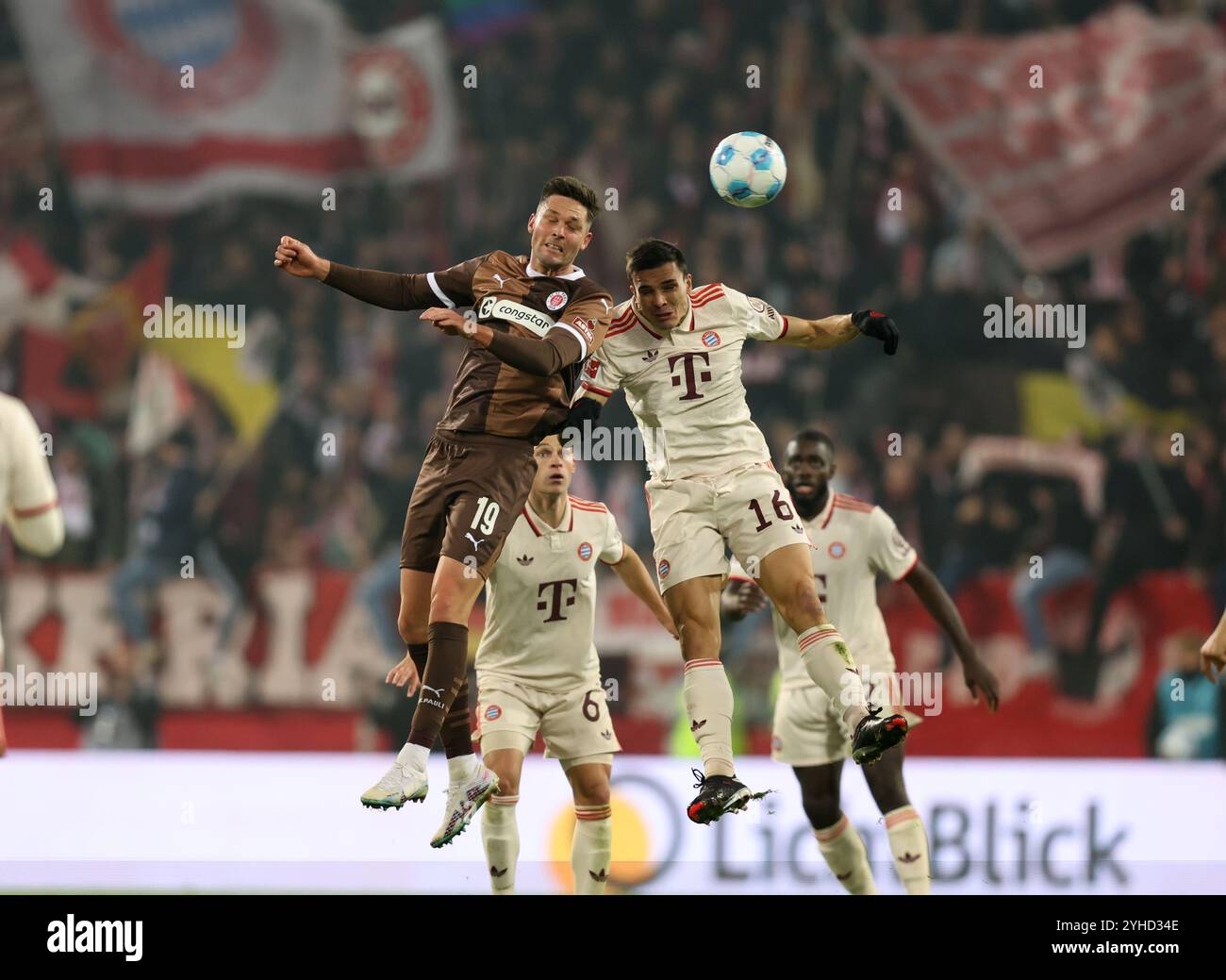 AMBURGO, GERMANIA - 9 NOVEMBRE: Costa Palhinha del Bayern Muenchen, Andreas Albers von FC St. Pauli durante la partita di Bundesliga tra FC St. Pauli 1910 e FC Bayern München al Millerntor Stadium il 9 novembre 2024 ad Amburgo, Germania. © diebilderwelt / Alamy Stock Foto Stock