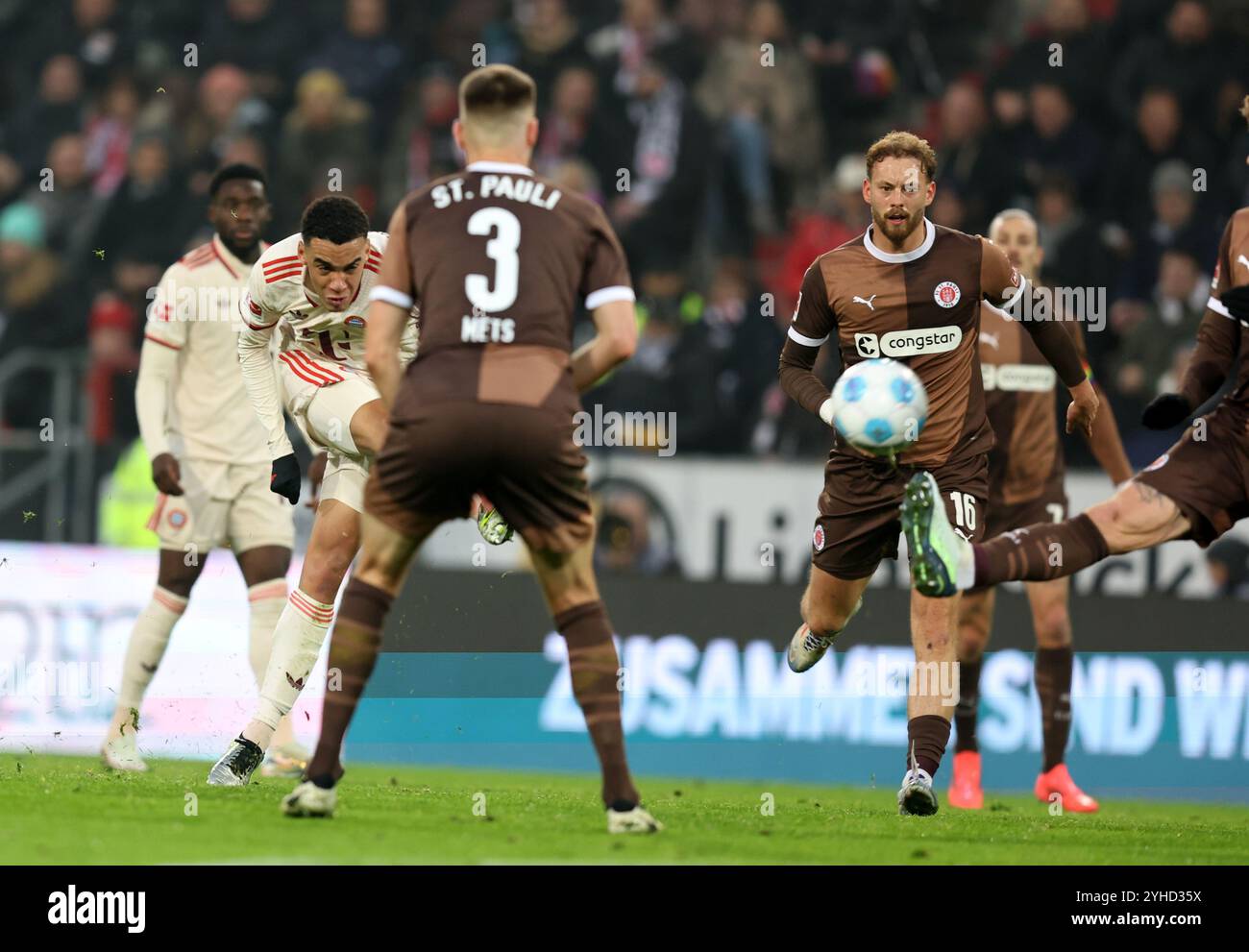 AMBURGO, GERMANIA - 09 NOVEMBRE: Jamal Musiala del Bayern Muenchen segna il primo gol della sua squadra durante la partita di Bundesliga tra FC St. Pauli 1910 e FC Bayern München al Millerntor Stadium il 9 novembre 2024 ad Amburgo, Germania. © diebilderwelt / Alamy Stock Foto Stock