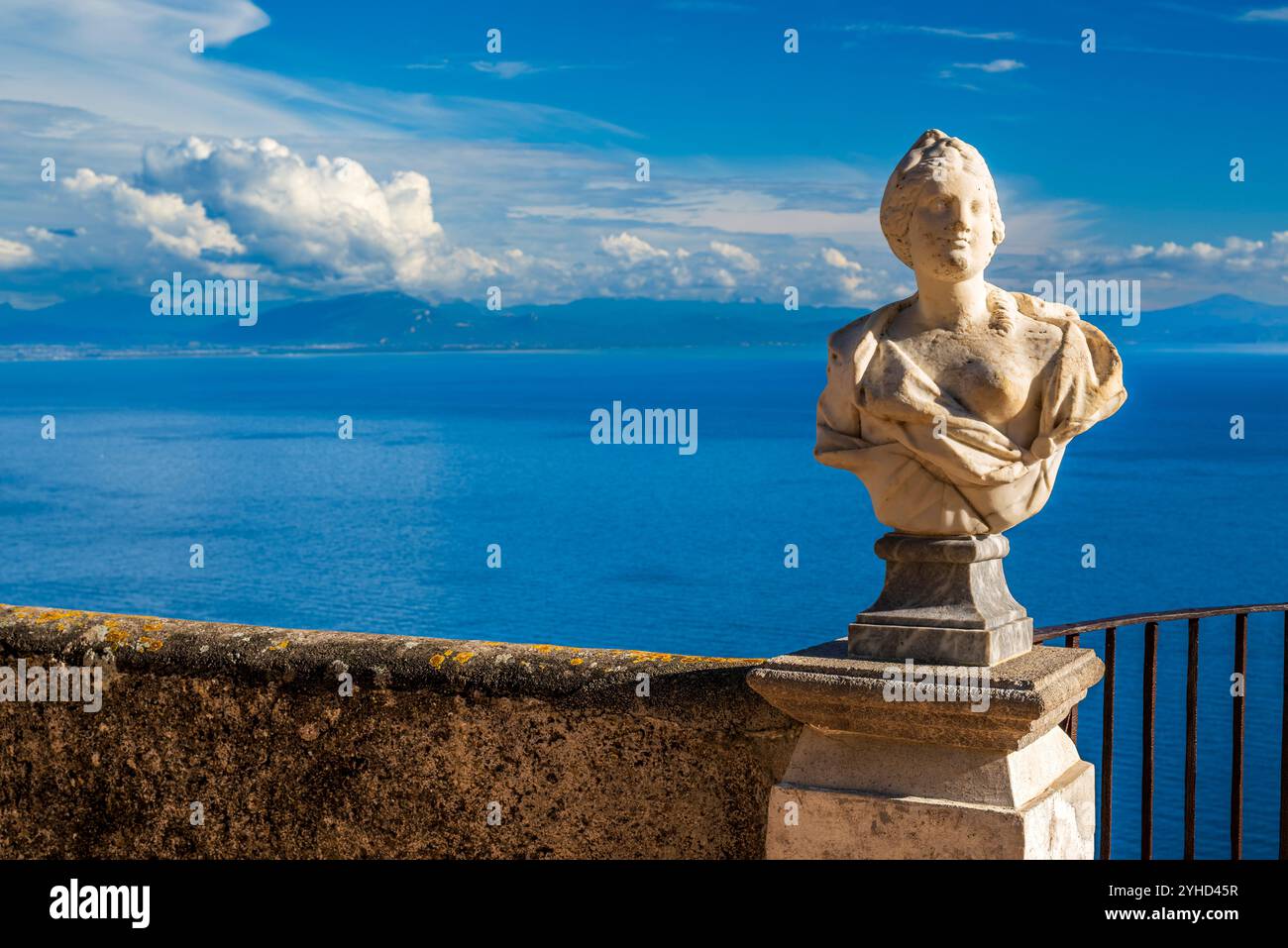 Terrazza dell'Infinito belvedere panoramico, Villa Cimbrone, Ravello, Costiera Amalfitana, Campania, Italia Foto Stock