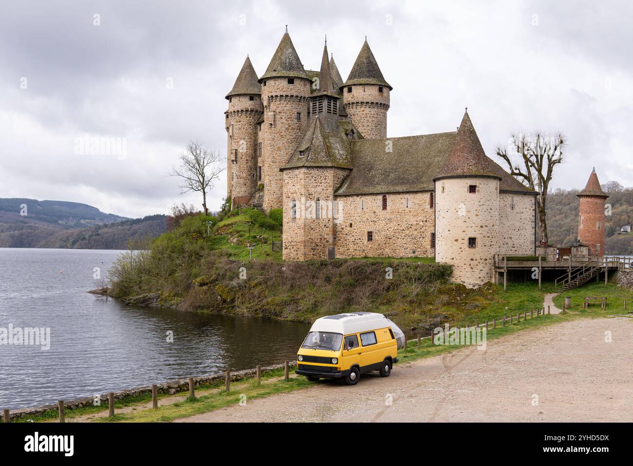 Camper retrò parcheggiato vicino a un antico castello sul lago in Francia Foto Stock