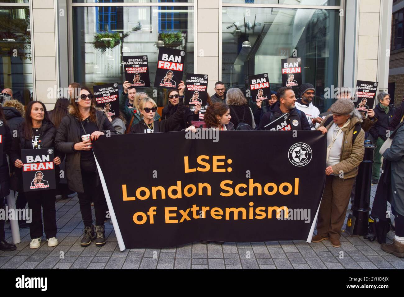 Londra, Regno Unito. 11 novembre 2024. I sostenitori di Israele organizzano una protesta alla London School of Economics, LSE, mentre Francesca Albanese, relatrice speciale delle Nazioni Unite sui territori palestinesi occupati, tiene una conferenza. Crediti: Vuk Valcic/Alamy Live News Foto Stock