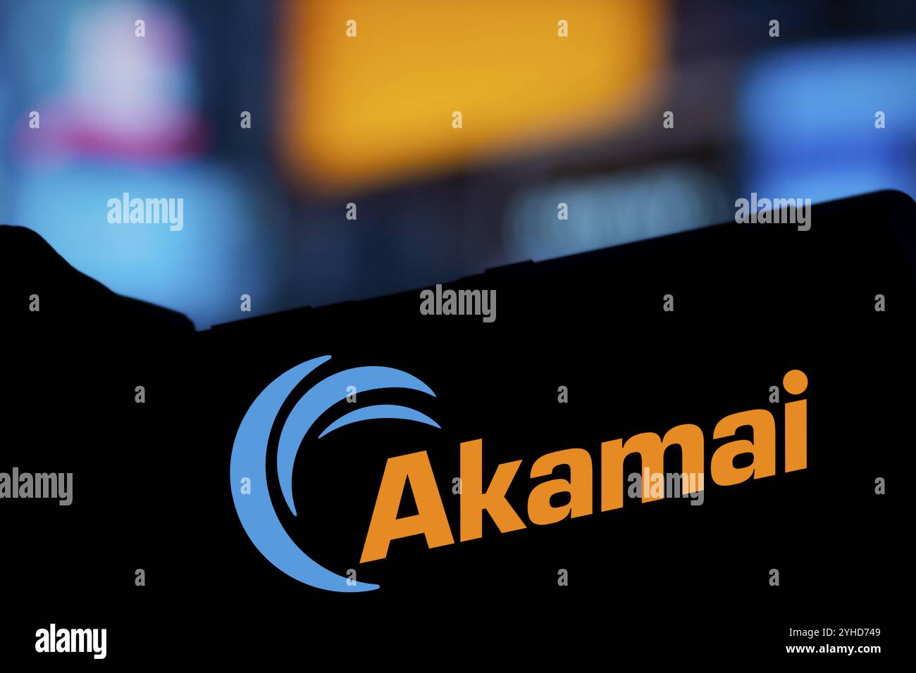 Dacca, Bangladesh - 09 novembre 2024: Il logo Akamai viene visualizzato sullo smartphone Foto Stock