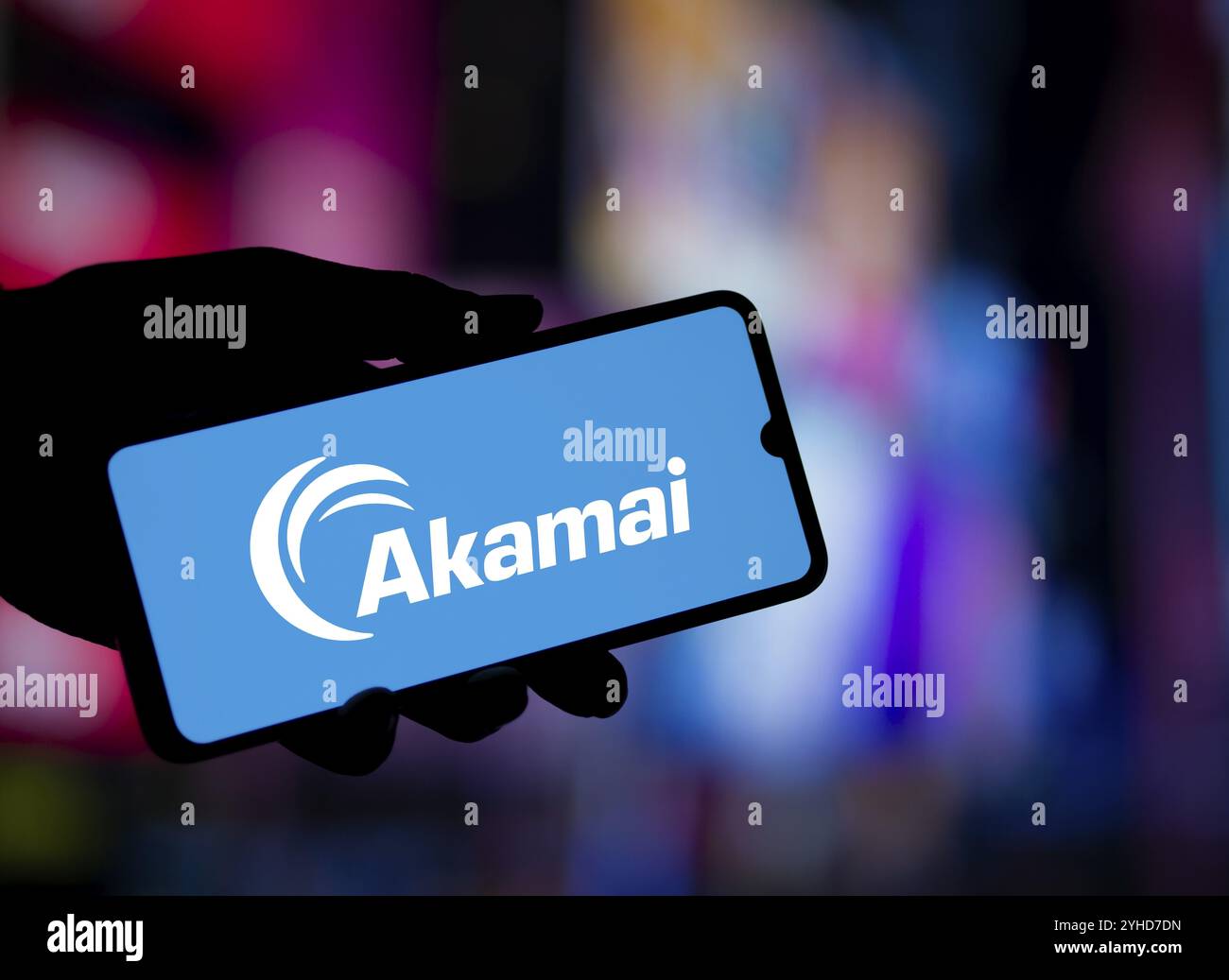 Dacca, Bangladesh - 09 novembre 2024: Il logo Akamai viene visualizzato sullo smartphone Foto Stock