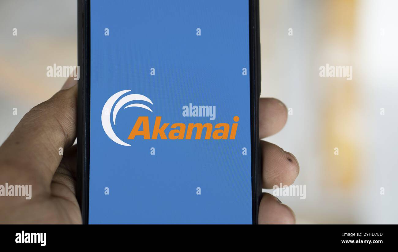 Dacca, Bangladesh - 09 novembre 2024: Il logo Akamai viene visualizzato sullo smartphone Foto Stock