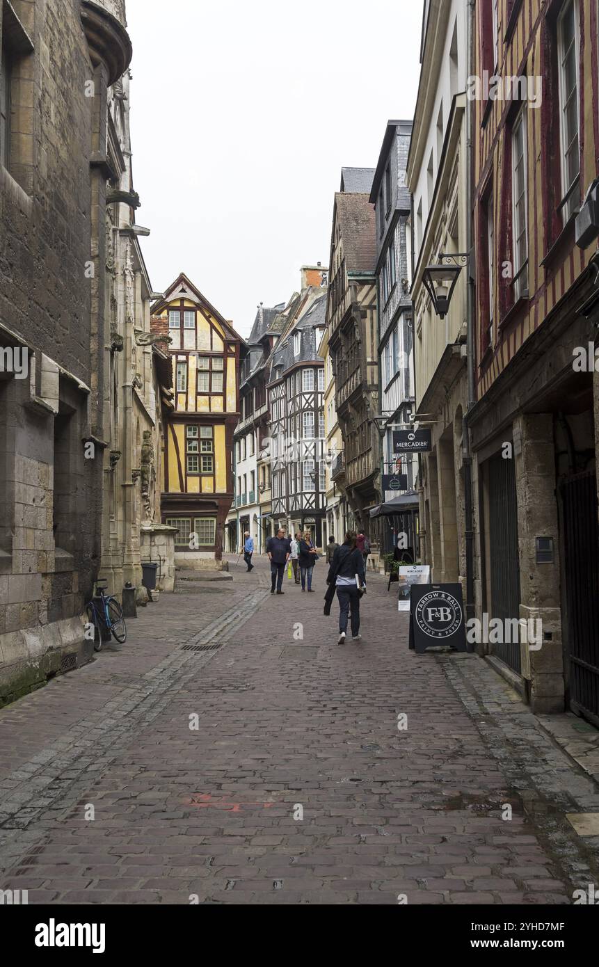 Rouen, Francia, 30 agosto 2018: Vecchie case nel centro turistico di Rouen, costruite in stile normanno tradizionale, Europa Foto Stock