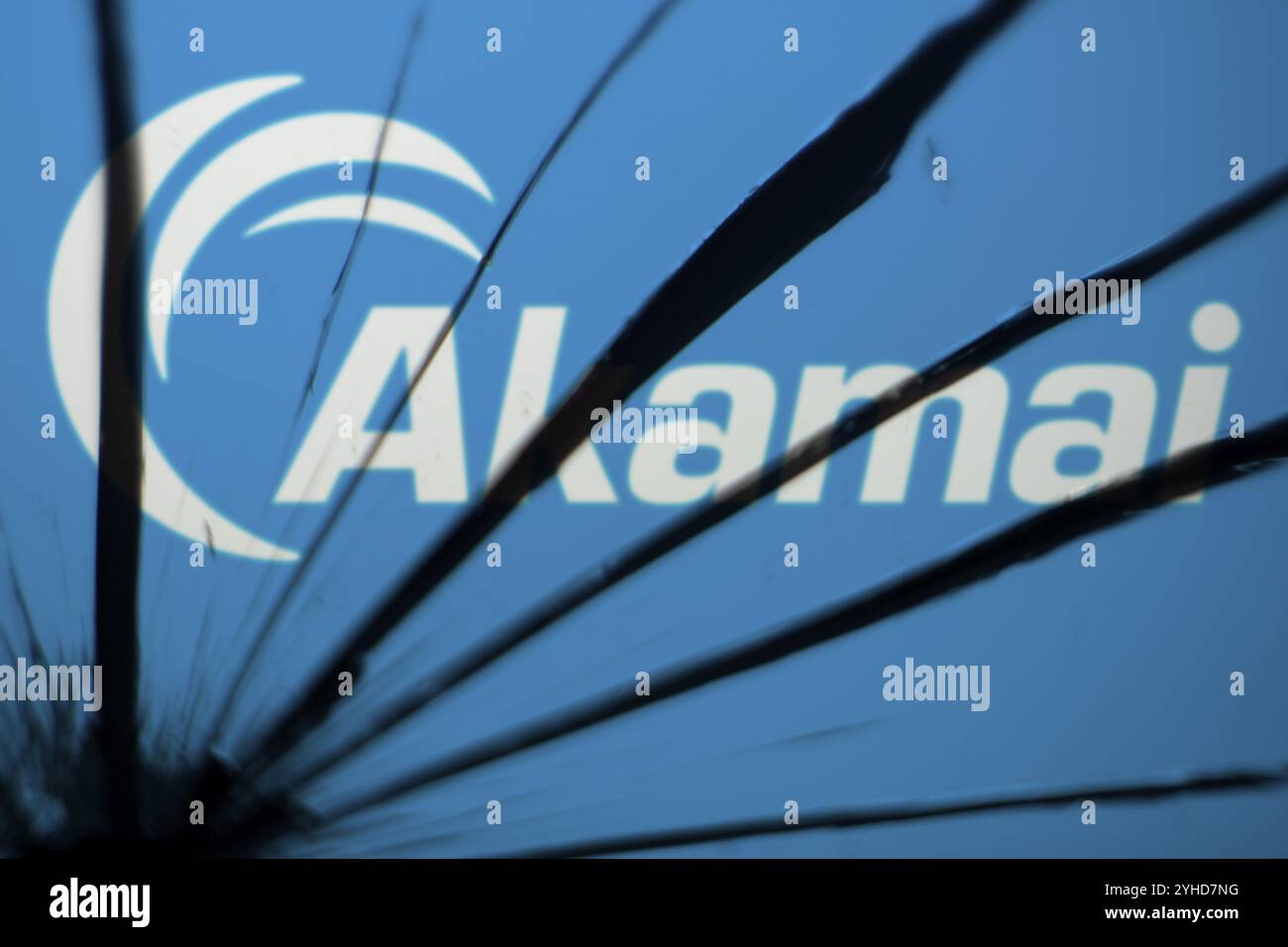 Dacca, Bangladesh - 09 novembre 2024: Il logo Akamai è visibile sul vetro rotto Foto Stock