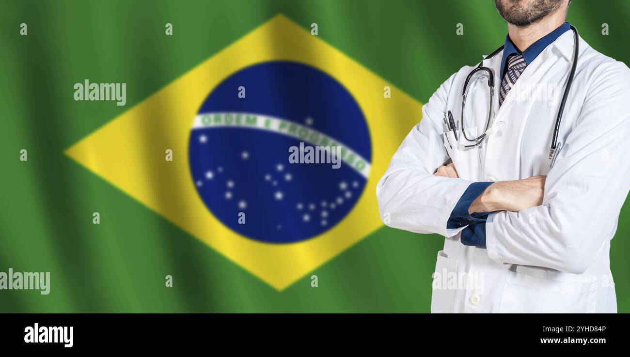 Medico maschio che tiene lo stetoscopio sulla bandiera brasiliana. Medico con stetoscopio sulla bandiera del Brasile Foto Stock