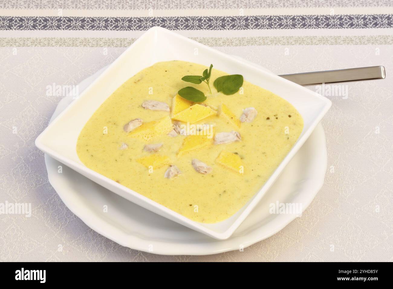 Cucina sveva, zuppa cerebrale con guarnigione di uova, frattaglie, cervello di vitello, regionale, zuppa servita in una ciotola, cucina casalinga, cucina tipica sveva, cucina tradizionale Foto Stock