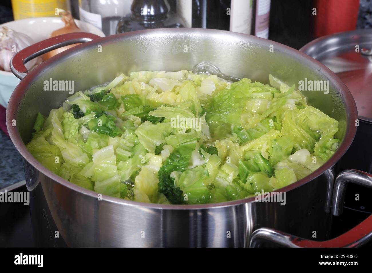 Cucina sveva, preparazione del cavolo sabaudo, medaglioni di cinghiale con torte di cavolo sabaude, verdure scottate, sano, piatto di cottura, cucina casalinga Foto Stock