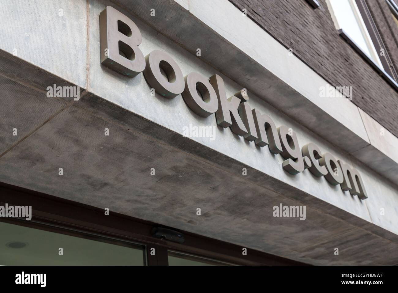 Amsterdam, NL - 12 ottobre 2021: Ingresso della sede centrale di Booking dot com, un servizio di prenotazione online leader del settore. Foto Stock