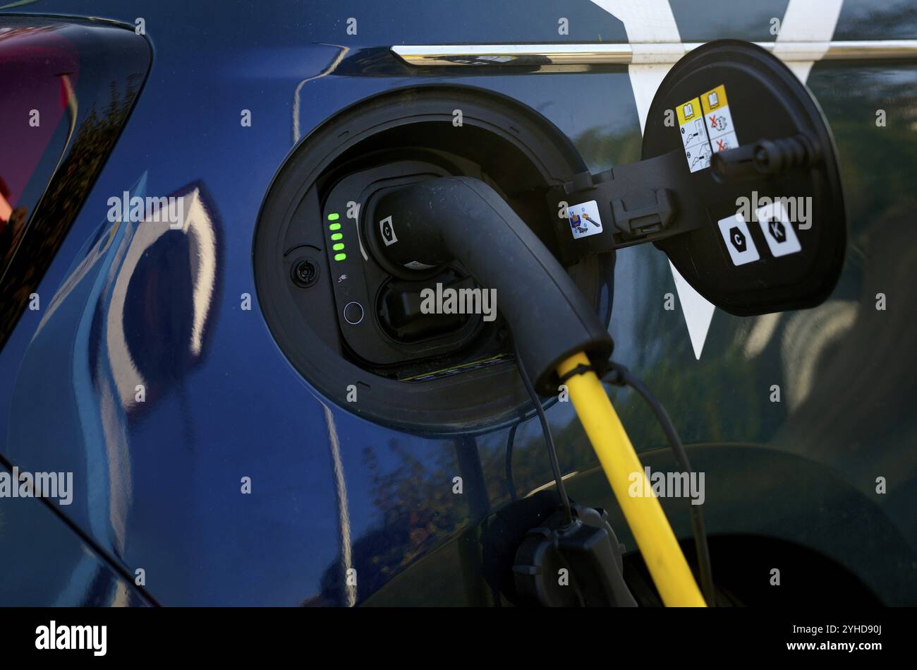 Indicatore di ricarica, spina di ricarica con cavo, stazione di ricarica per auto elettriche, stazione di ricarica, stazione di ricarica elettronica, mobilità elettrica, cavo di ricarica Foto Stock