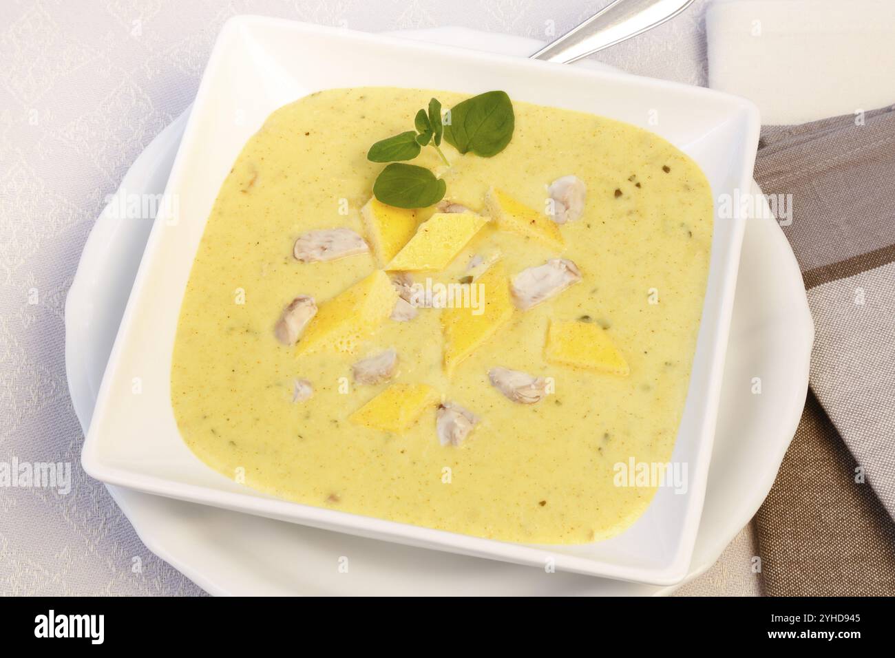 Cucina sveva, zuppa cerebrale con guarnigione di uova, frattaglie, cervello di vitello, regionale, zuppa servita in una ciotola, cucina casalinga, cucina tipica sveva, cucina tradizionale Foto Stock