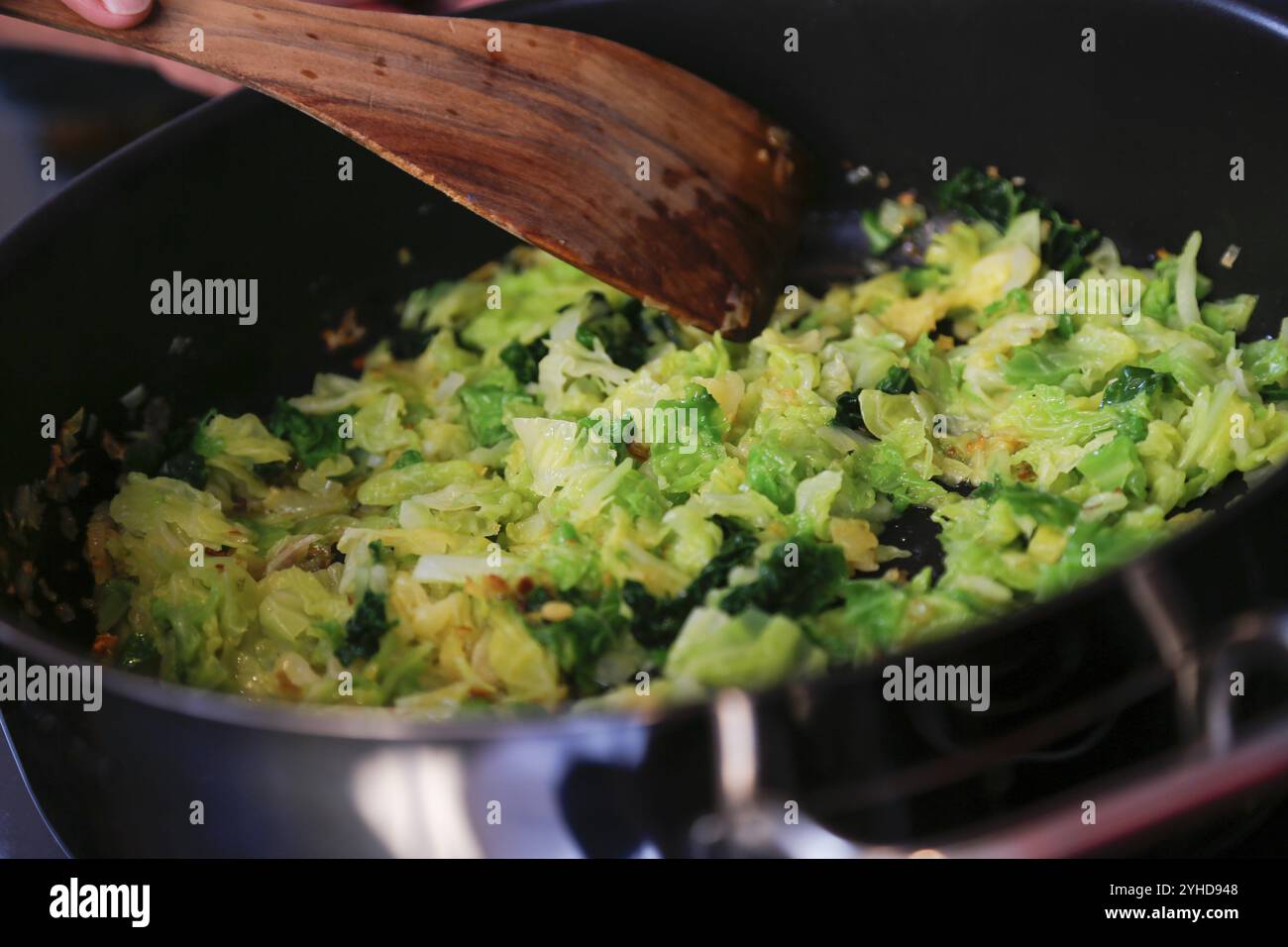 Cucina sveva, preparazione di cavolo sabaudo, medaglioni di cinghiale con torte di cavolo sabaude, verdure saltate, padella, spatola, sano, cucina casalinga, Foto Stock