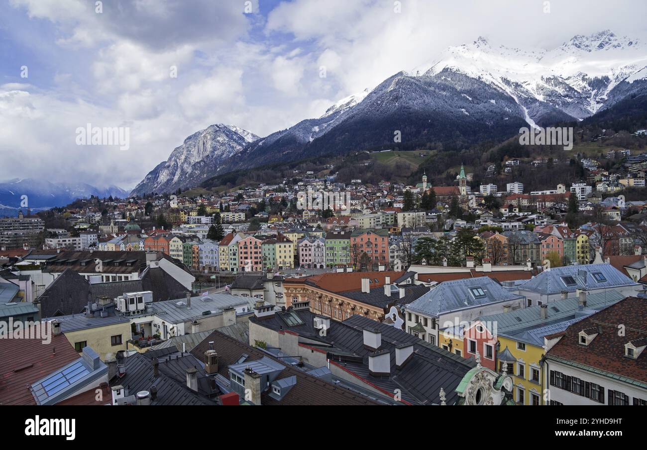 Vista dalla cima della vecchia torre dell'orologio del centro storico di Innsbruck e delle montagne circostanti. Austria Foto Stock
