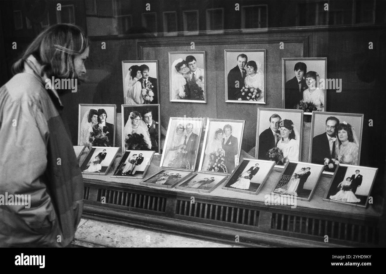 05/03/1983 RDT distretto di Cottbus città di Spremberg. Una giovane donna guarda la vetrina del negozio di fotografia Kappelmueller a Spremberg, W Foto Stock