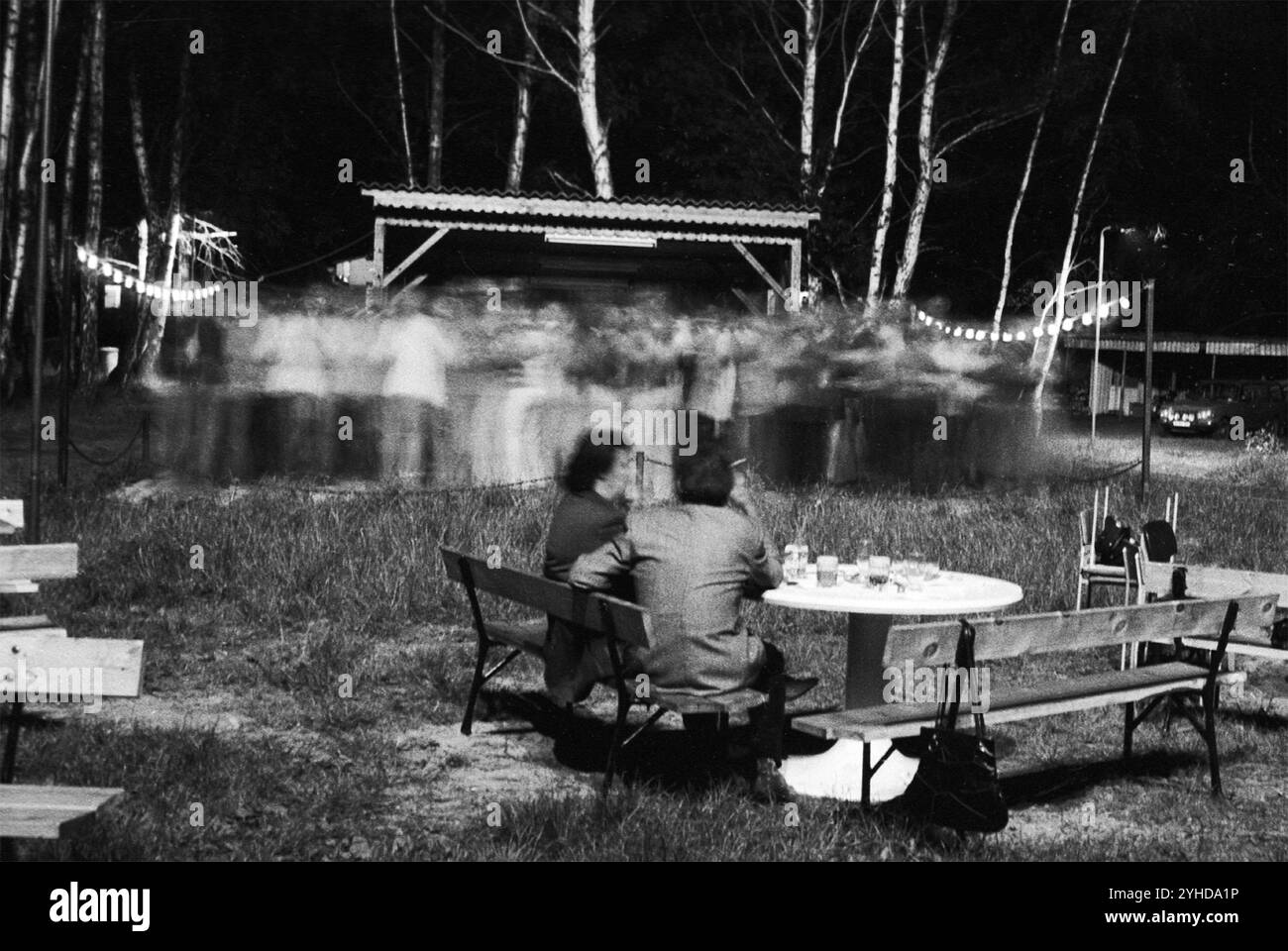 23.05.1983 quartiere della RDT Francoforte/Oder. Distretto di Angermuende città di Althuettendorf. Serata danzante all'aperto. Una coppia si siede a un tavolo Foto Stock