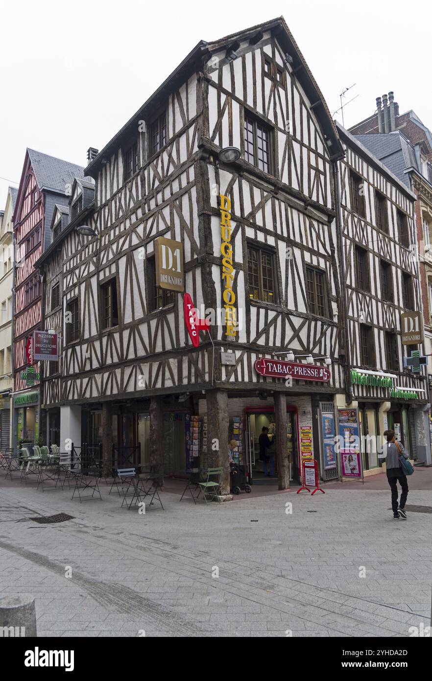 Rouen, Francia, 30 agosto 2018: Vecchie case nel centro turistico di Rouen, costruite in stile normanno tradizionale, Europa Foto Stock