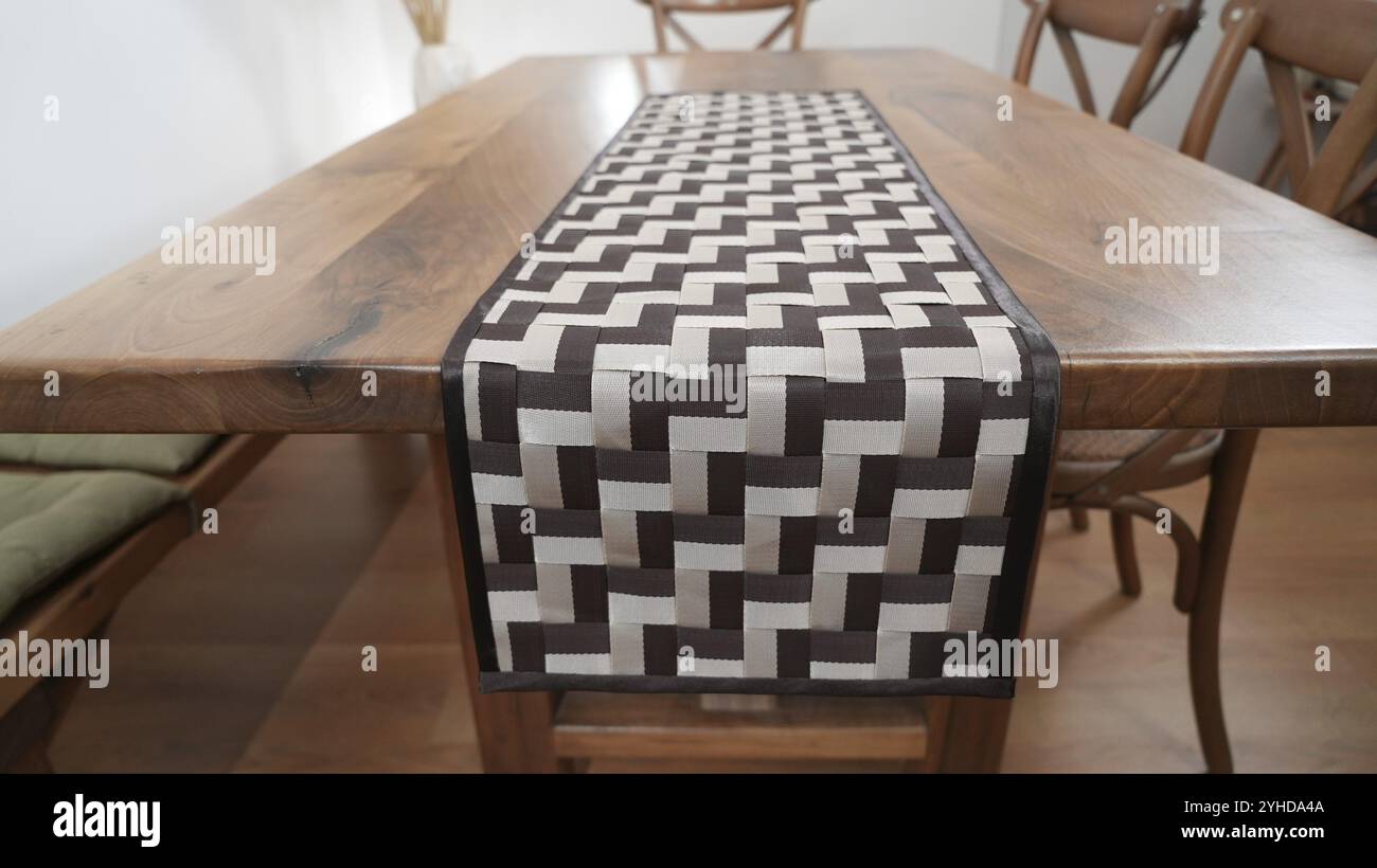 Tavolo a scacchi marrone e beige collocato lungo un tavolo da pranzo in legno Foto Stock