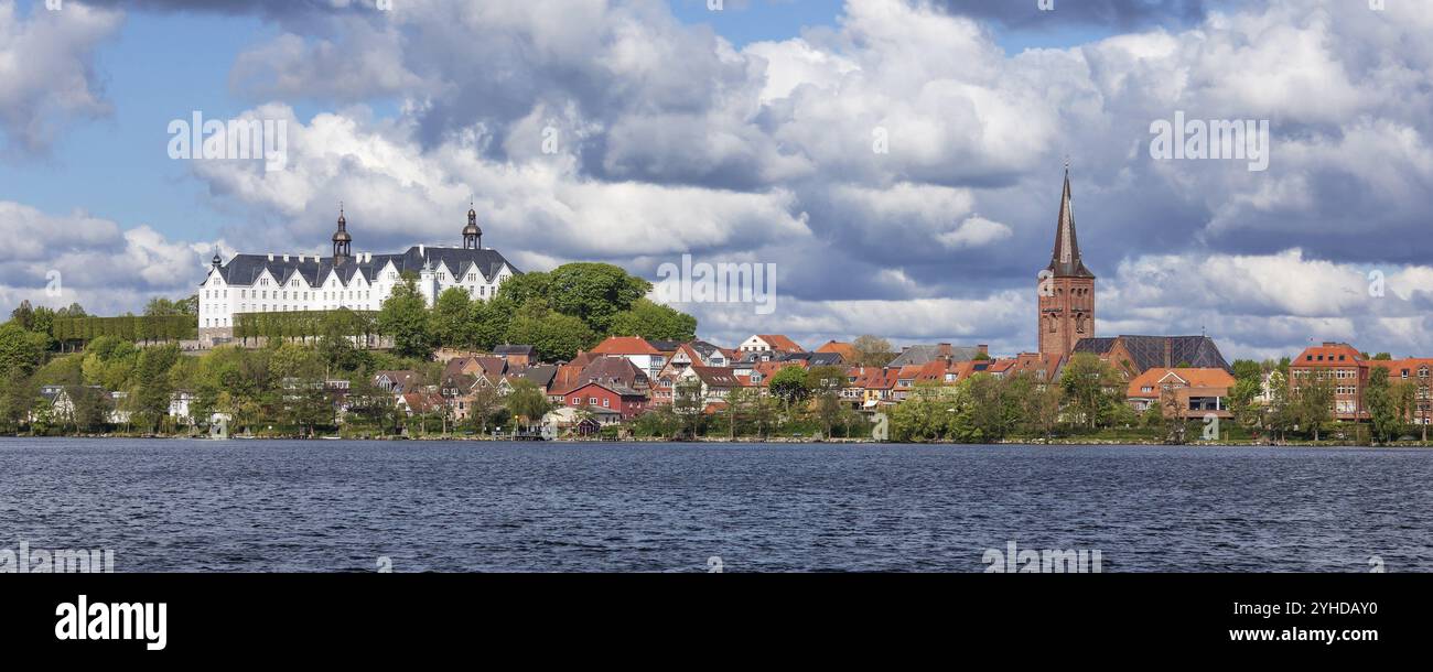 La piccola città di Ploen con il castello di Ploen e la chiesa di San Nicola sul grande lago Ploen nell'Holstein in Svizzera, Schleswig-Holstein. Con molte nuvole Foto Stock