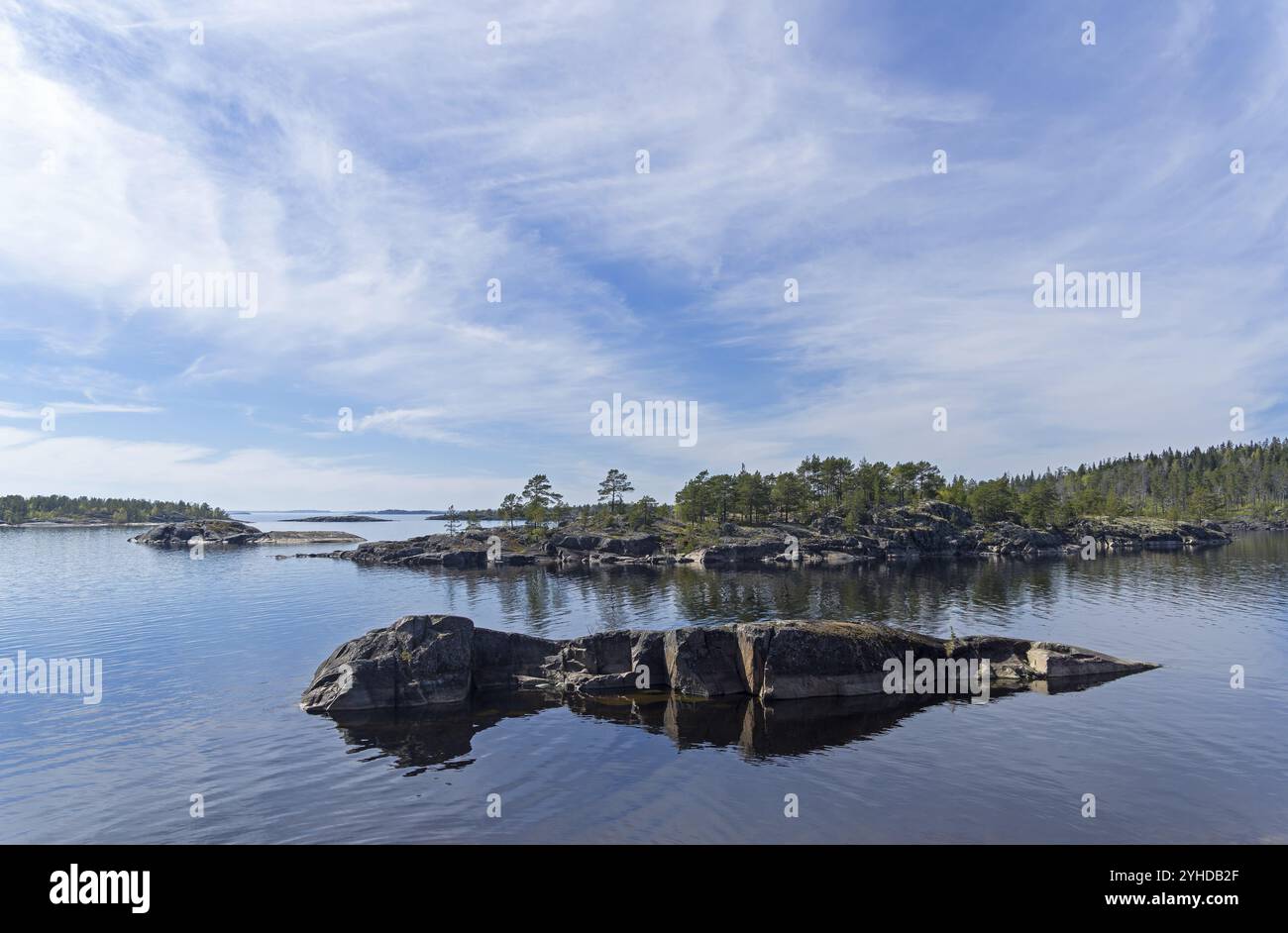 Piccole isole negli skerries di Ladoga, Carelia, Russia. Giorno di sole all'inizio di giugno Foto Stock
