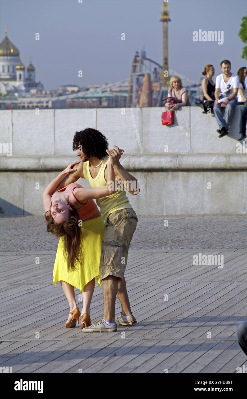 Mosca, Russia, 8 maggio 2010: Ballare sul lungomare. Tradizionale pista da ballo spontanea vicino al Gorky Central Park of Culture and Leisure, Mosca Foto Stock