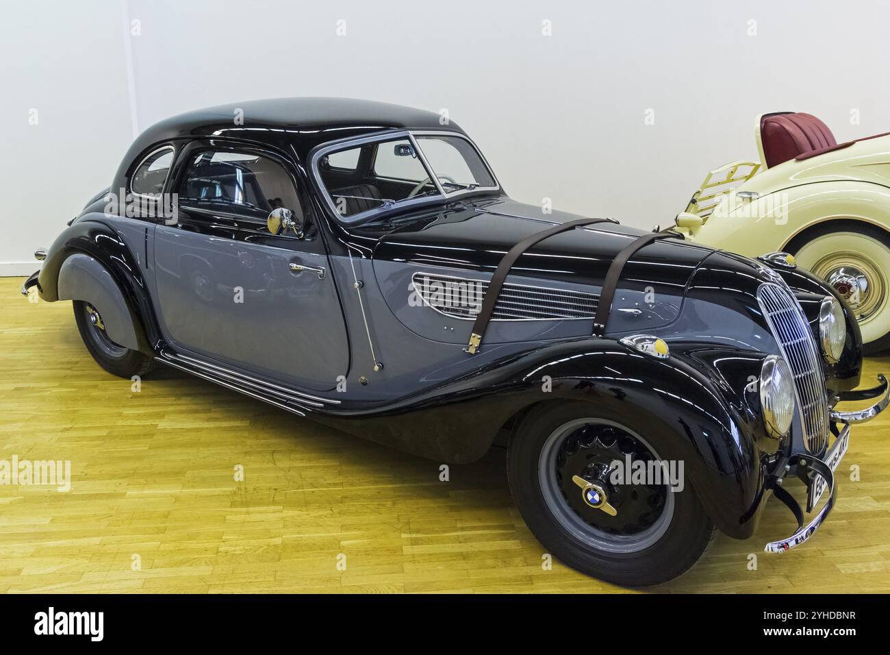 Mosca, Russia, 10 novembre 2018: BMW 327 Coupé (prodotta nel 1939) all'esposizione di auto vecchie e rare, Europa Foto Stock