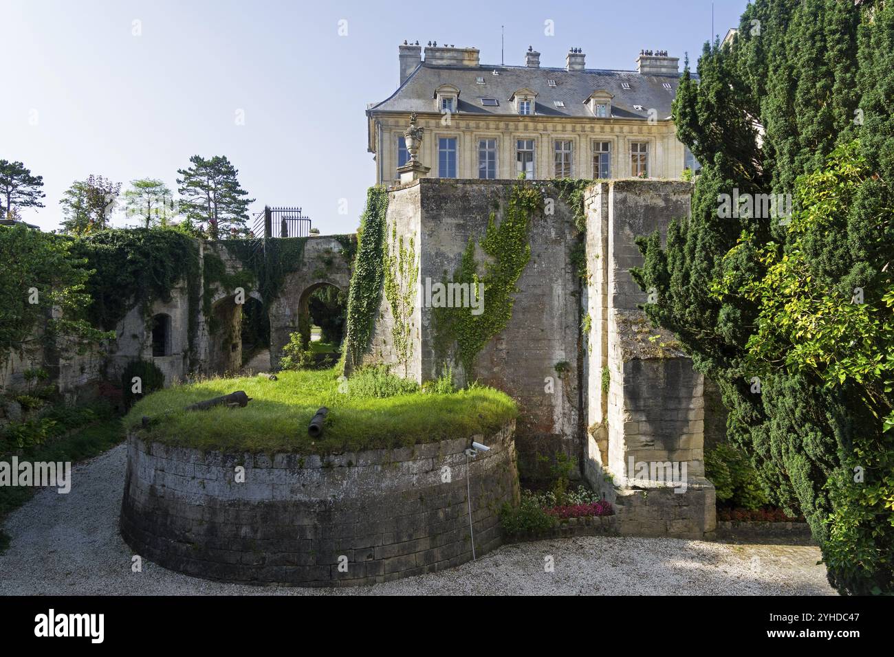 Fossato decorativo nella fortezza del castello, Grand Mello, Francia. Giornata di sole ad agosto Foto Stock