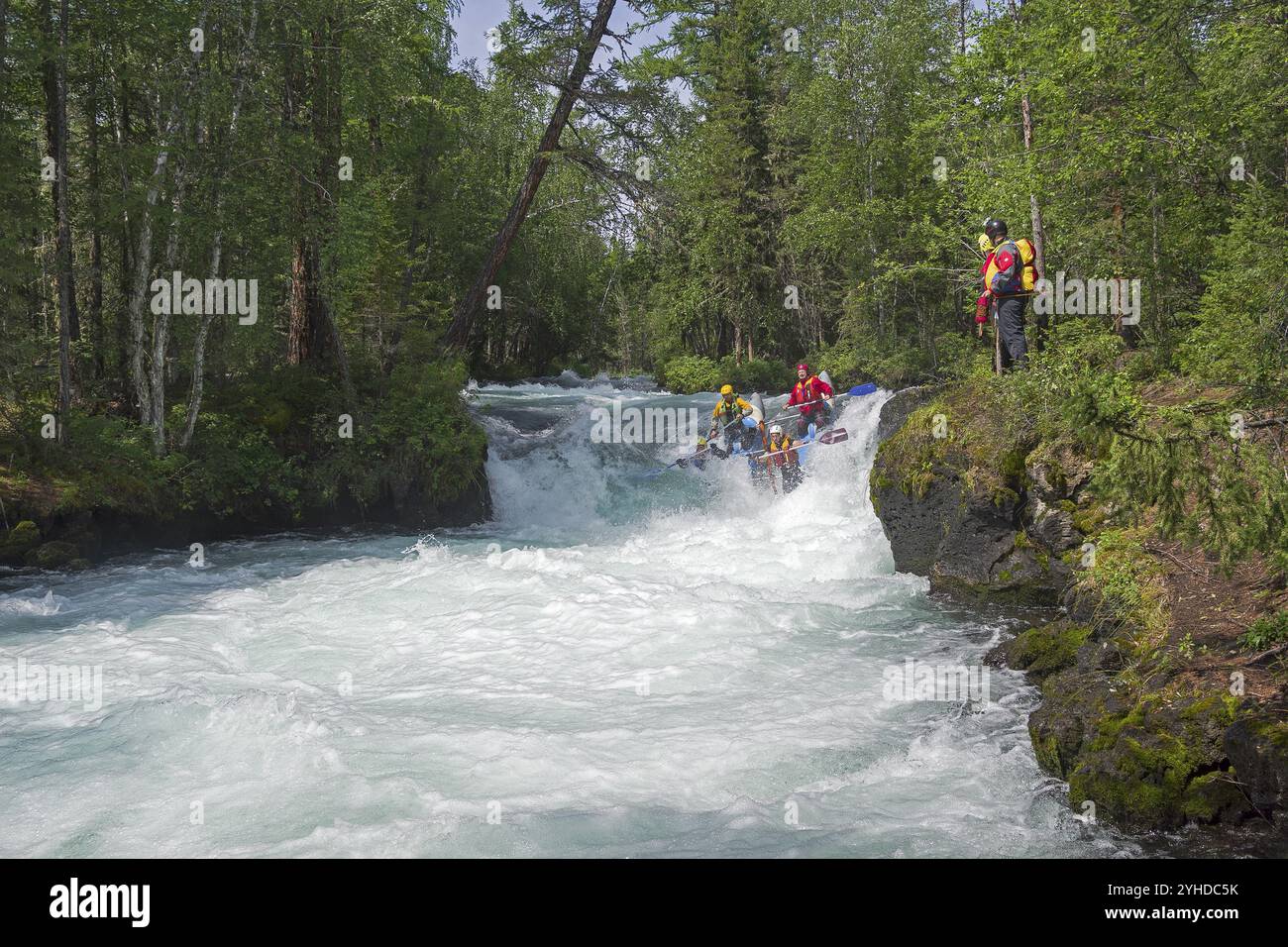 Buryatia, Russia, 31 luglio 2019: Catamarano sportivo sulle rapide. L'Europa Foto Stock