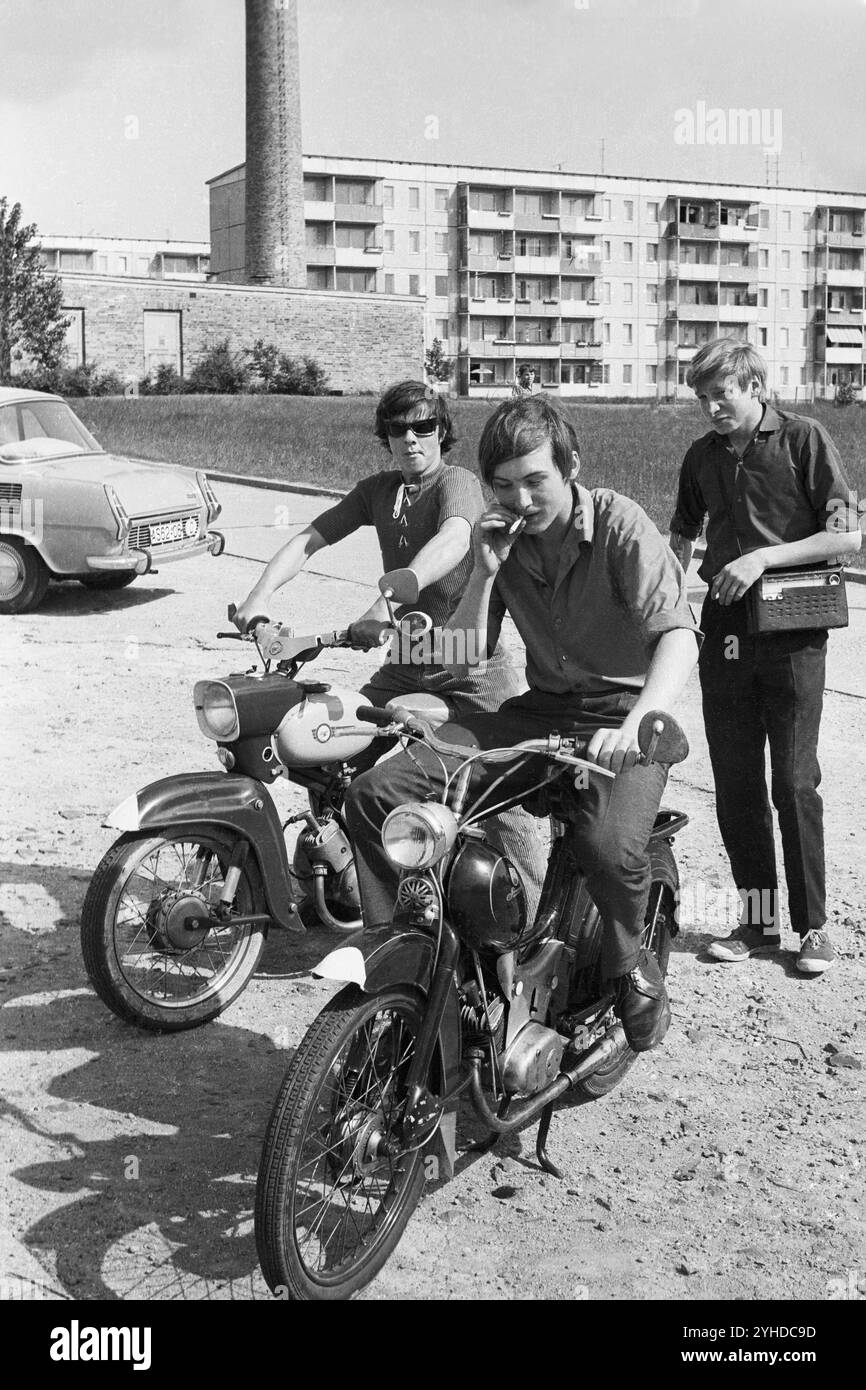 15/06/1968 GDR Rostock distretto Rostock città. Due giovani sulla loro Simson Star Foto Stock