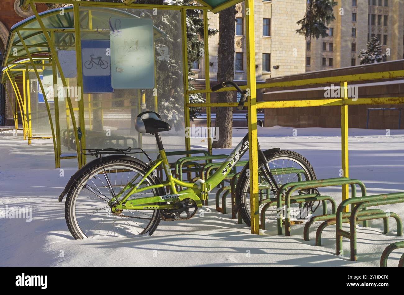 MOSCA, RUSSIA, 11 GENNAIO 2017: Bicicletta solitaria lasciata in tutto l'inverno al parcheggio delle biciclette. Mosca, vicino all'ingresso dell'edificio principale di Mosca Foto Stock