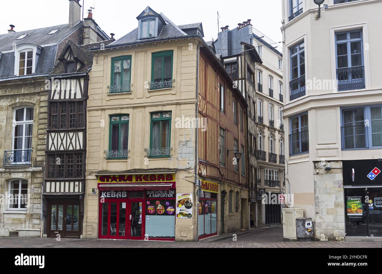 Rouen, Francia, 30 agosto 2018: Vecchie case nel centro turistico di Rouen, costruite in stile normanno tradizionale, Europa Foto Stock