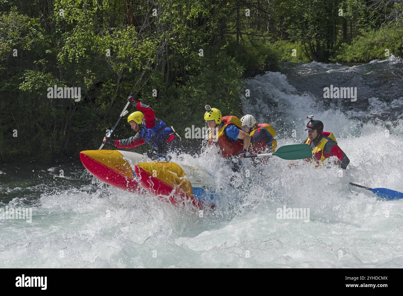 Buryatia, Russia, 1 agosto 2019: Catamarano sportivo sulle rapide. L'Europa Foto Stock