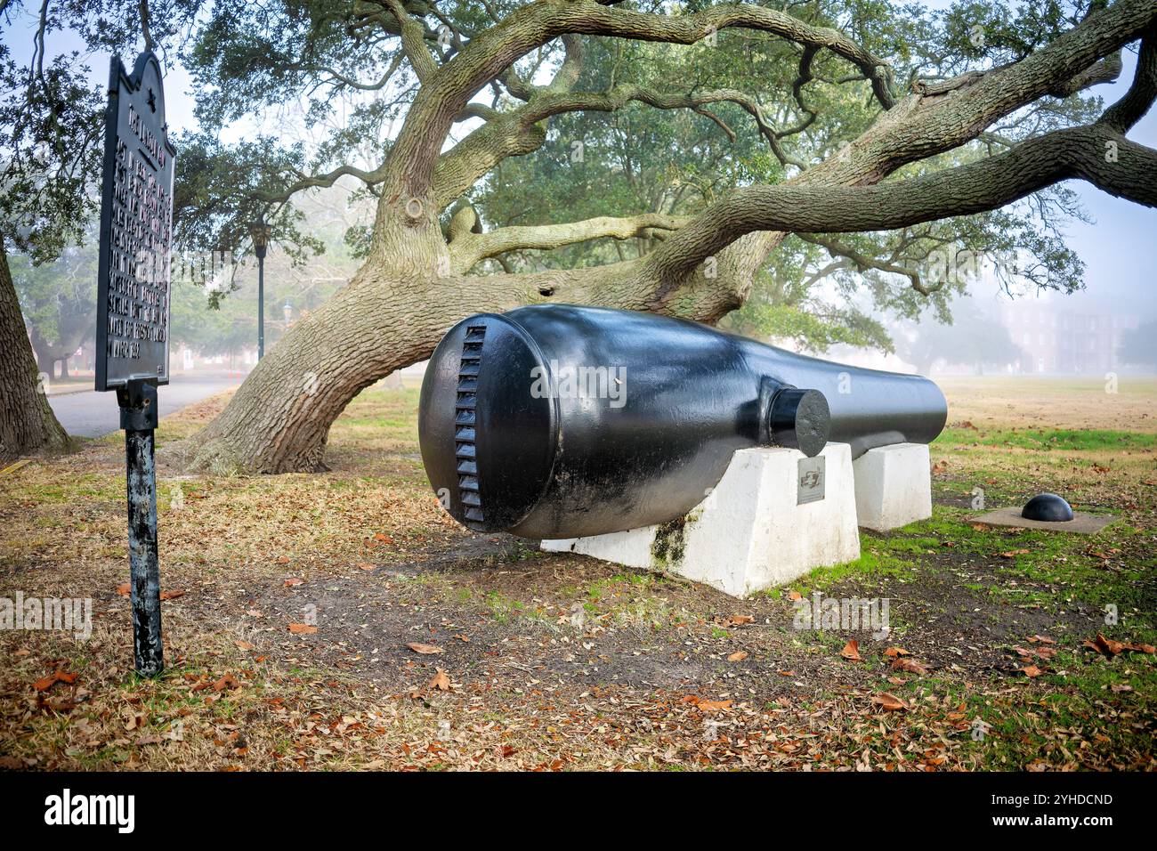 Fort Monroe National Monument Hampton Virginia // HAMPTON, Virginia - la Lincoln Gun, esposta a Fort Monroe, è stata la prima Rodman Gun da 15 pollici lanciata nel 1860. Questo storico pezzo di artiglieria, del peso di oltre 300 kg e in grado di sparare proiettili per più di 6 km, è stato utilizzato per bombardare le posizioni confederate a Sewell's Point durante la guerra civile. Prende il nome dal presidente Lincoln nel marzo 1862 e rappresenta un progresso significativo nell'artiglieria di difesa costiera. Foto Stock