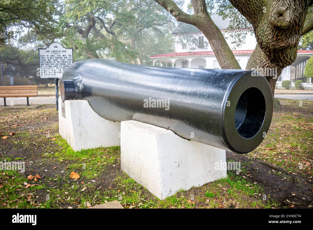 Fort Monroe National Monument Hampton Virginia // HAMPTON, Virginia - la Lincoln Gun, esposta a Fort Monroe, è stata la prima Rodman Gun da 15 pollici lanciata nel 1860. Questo storico pezzo di artiglieria, del peso di oltre 300 kg e in grado di sparare proiettili per più di 6 km, è stato utilizzato per bombardare le posizioni confederate a Sewell's Point durante la guerra civile. Prende il nome dal presidente Lincoln nel marzo 1862 e rappresenta un progresso significativo nell'artiglieria di difesa costiera. Foto Stock