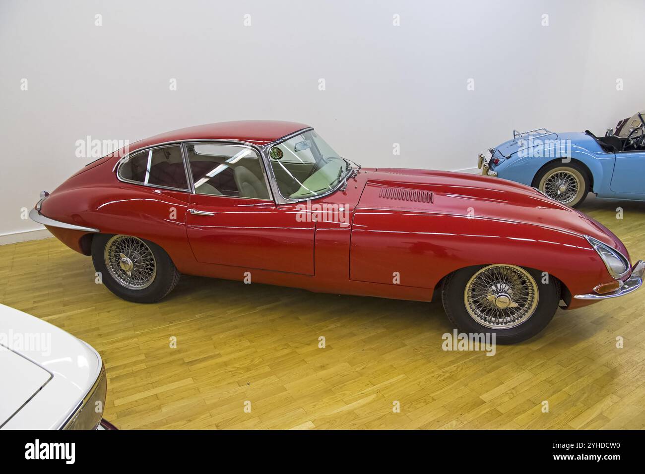 Mosca, Russia, 10 novembre 2018: Jaguar e-Type car (prodotta nel 1962) all'esposizione di auto vecchie e rare, Europa Foto Stock