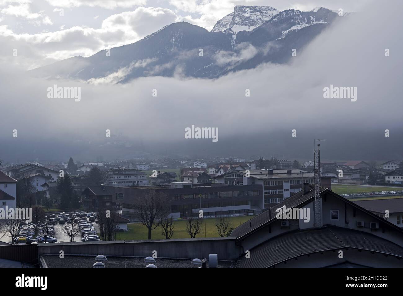 Le basse nuvole coprono le montagne. Stazione sciistica di Zell am Ziller, Val di Ziller, Tirolo, Austria. Inizio marzo Foto Stock