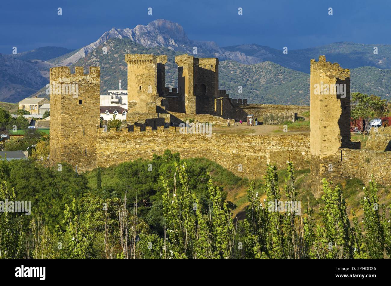 Fortezza di Sudak in Crimea, torri e mura Foto Stock