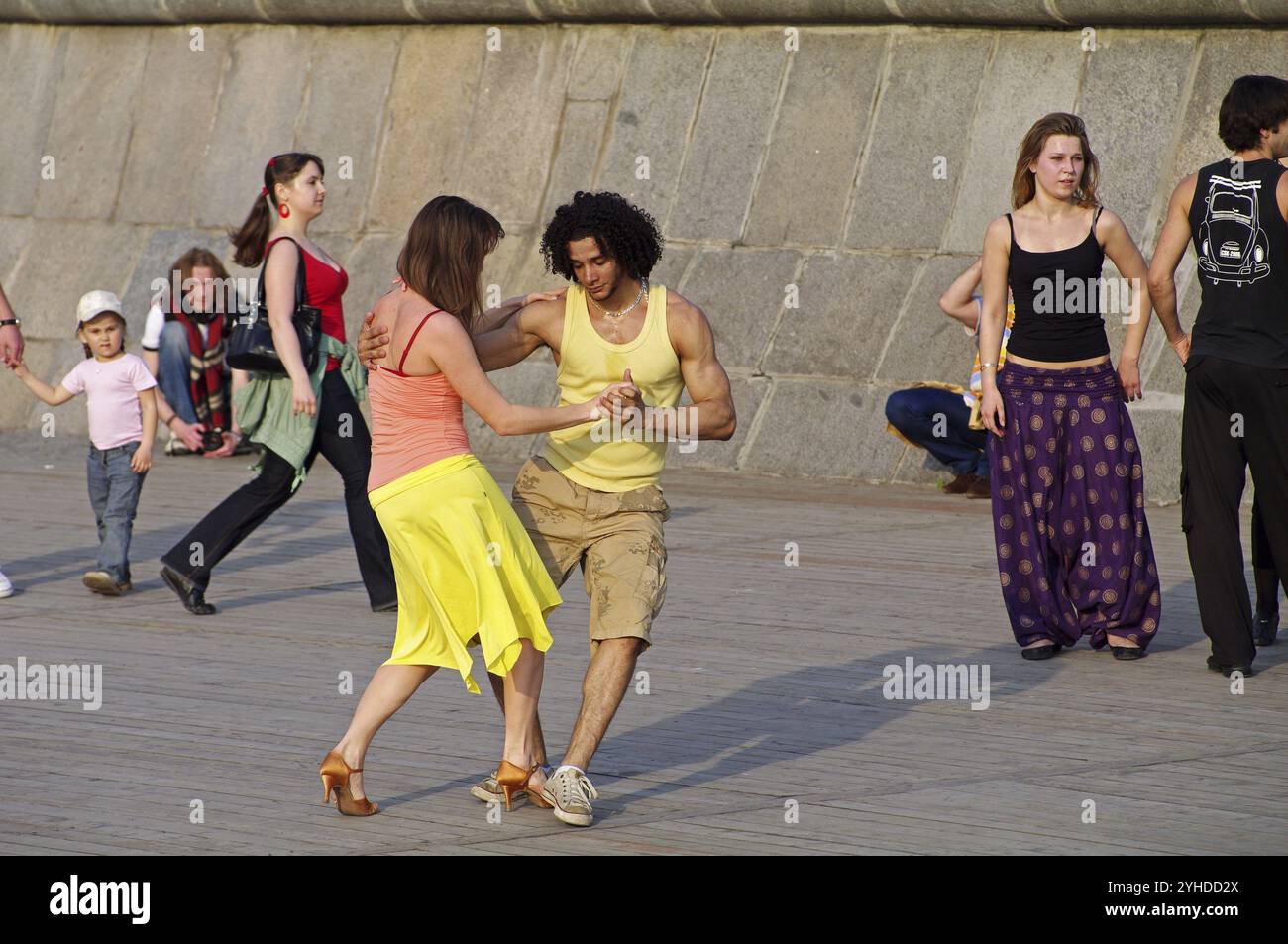 Mosca, Russia, 8 maggio 2010: Ballare sul lungomare. Tradizionale pista da ballo spontanea vicino al Gorky Central Park of Culture and Leisure, Mosca Foto Stock