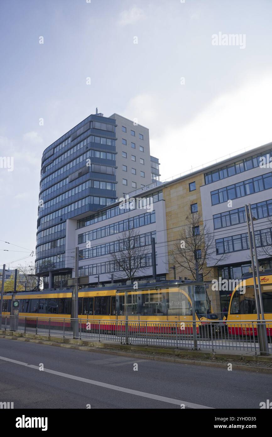 Tram a Heilbronn, Neckar Tower, binario, centro città, trasporto passeggeri, veicolo ferroviario, trasporto locale, Heilbronn-Franken, Baden-Wuerttemberg, tedesco Foto Stock